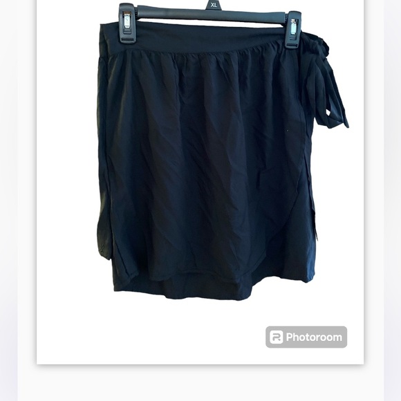 shore Pants - Shore wrap skorts. NWT. Black wrap around. Size large.